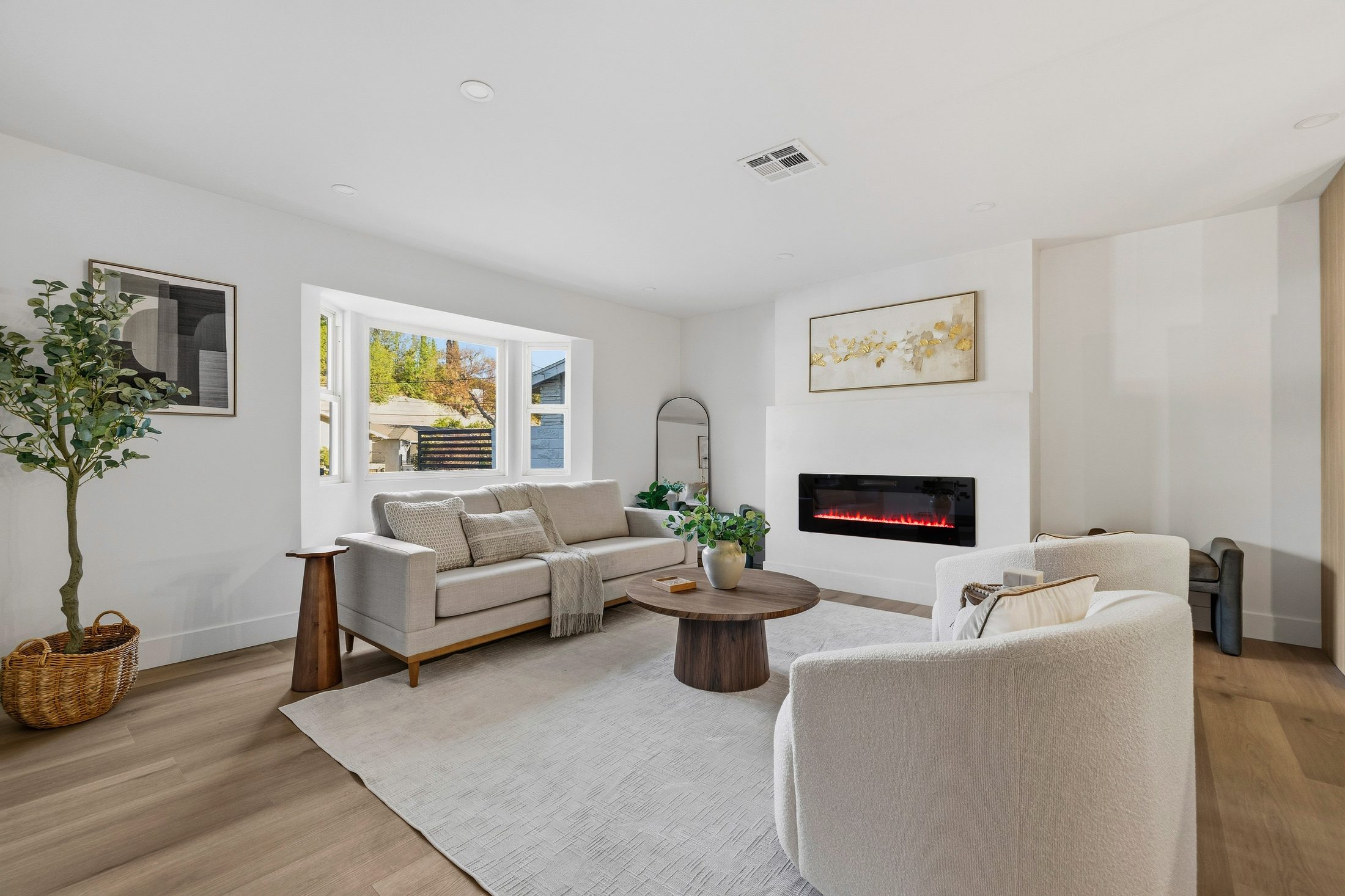 Bright great room with bay window, fireplace and recessed lighting